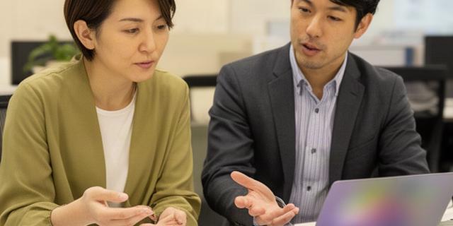 高岡市のオフィスで会計士とデータサイエンティストが予算資料を検討する様子